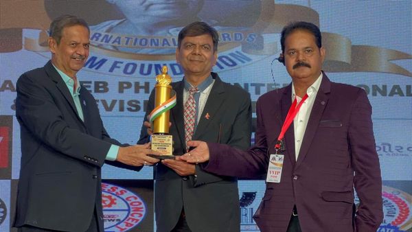 विश्व कीर्तिमानी गीतकार उपाध्यायलाई भारतको श्री दादा साहेव फाल्के इन्टरनेशनल अवार्ड