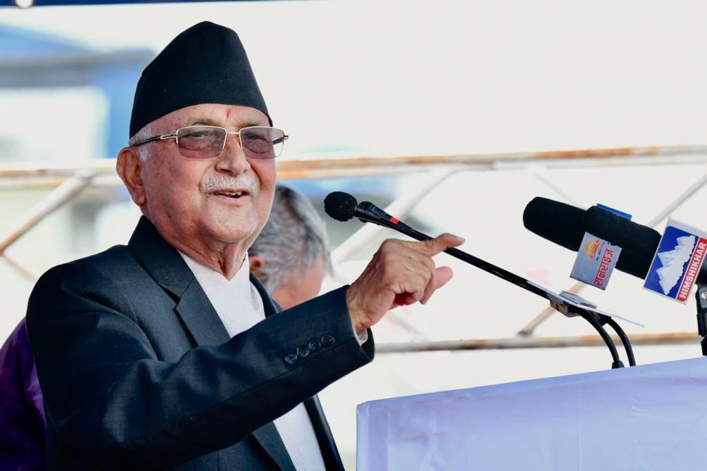 अध्यक्ष ओली चुनावी सभालाई सम्बोधन गर्न चितवन जानुहुँदै