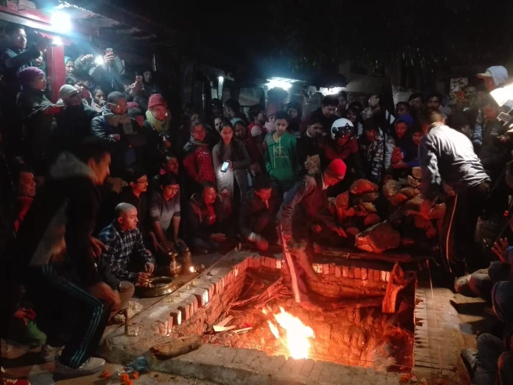 जिउँदो सर्पलाई आगोमा हालेर आज गरिँदैछ लुति अजिमा मन्दिरमा सर्पाहुति