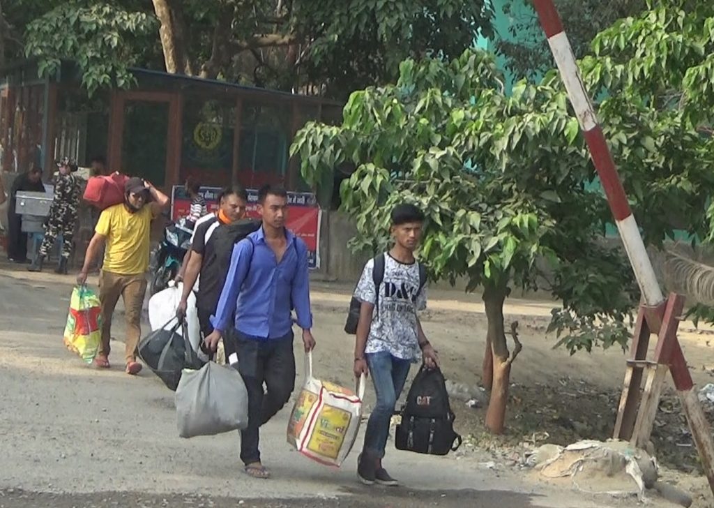 उम्मेदवार घरदैलोमा, युवा कामको खोजीमा भारततर्फ