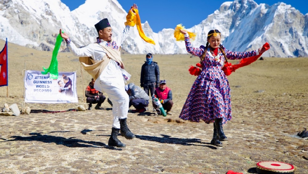 कालापत्थरकाे उचाइमा नृत्य गरेर विश्व कीर्तिमान बनाए जेडी र छिरिङले