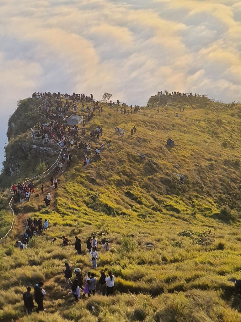 सूर्योदयको आनन्द लिन पुग्नैपर्ने ठाउँ तनहुँको मानुङकोट, एकैदिन पाँचहजार भन्दा बढी पर्यटक पुगे