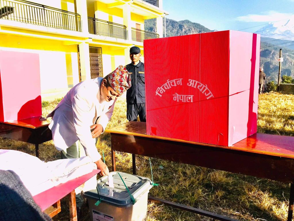 एमाले उम्मेदवार गिरीद्वारा मतदान, निर्धक्कसँग मतदानमा सहभागी हुन आग्रह