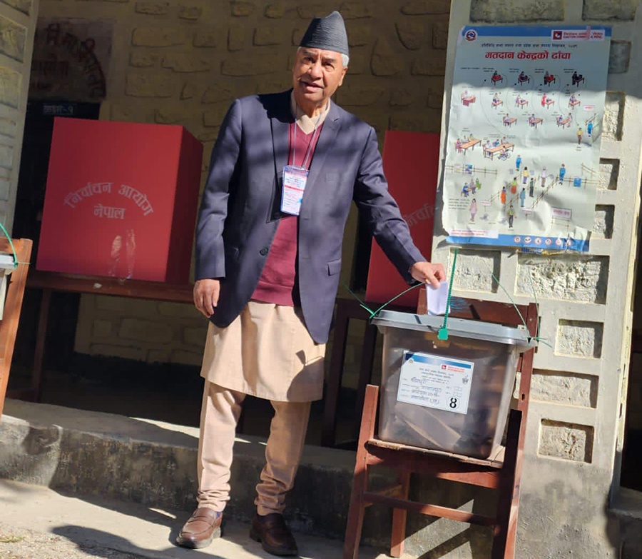 कांग्रेस सभापति देउवाले डडेलधुरा र सहमहामन्त्री मन्सुरले बारामा मतदान