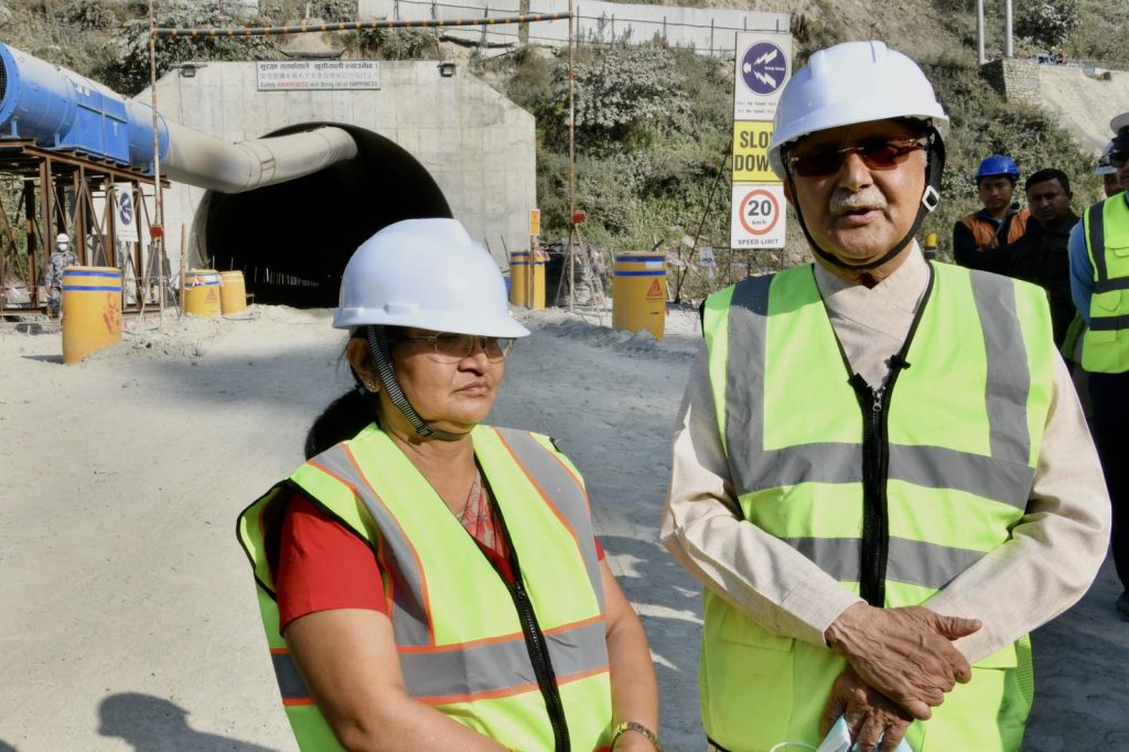 निर्माणाधीन नागढुङ्गा-नौबिसे सुरूङमार्गको अध्यक्ष केपी शर्मा ओलीद्वारा अवलोकन (सात तस्बिर)