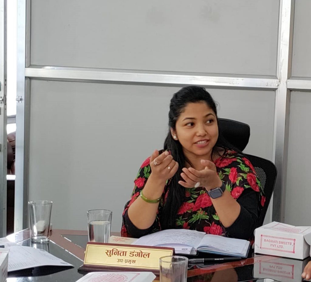 उपप्रमुख सुनिता डंगाेलकाे निर्देशनपछि आकाशे पुल मर्मत गर्दै काठमाडौं महानगर