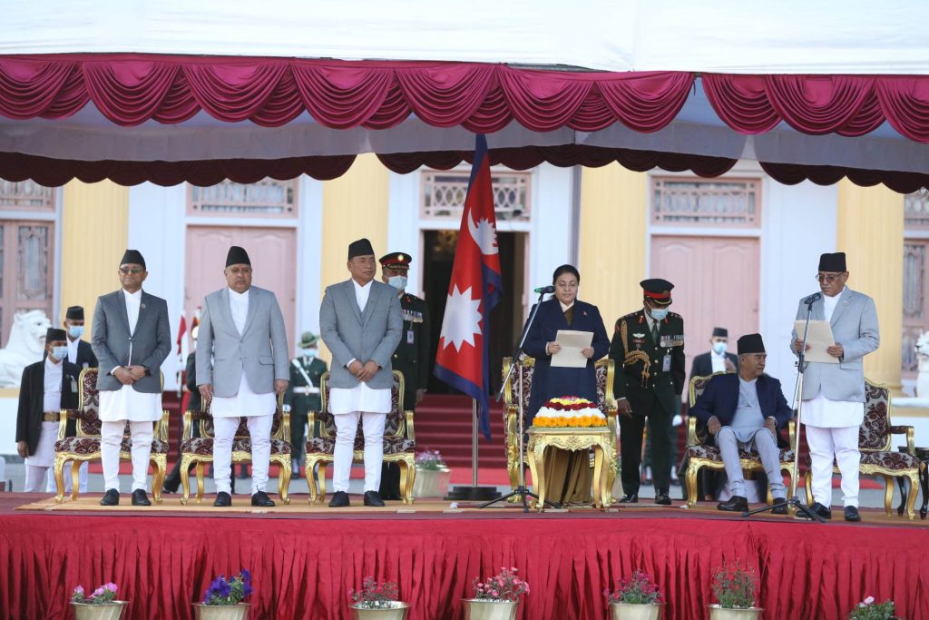 प्रचण्डबाट प्रधानमन्त्रीको सपथ, उपप्रधानमा तीन जना, पौडेललाई अर्थको जिम्मेवारी