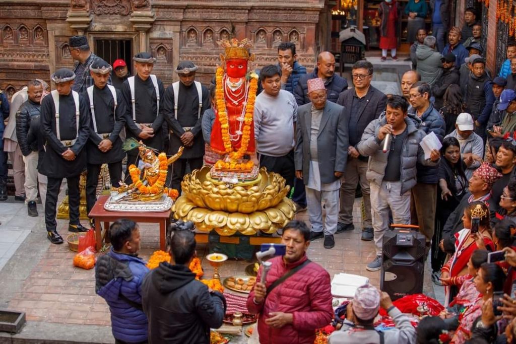 ललितपुरका श्री रातो मत्स्येन्द्रनाथको मूर्ति कीर्तिपुरकी प्रेमिकाको टोलमा स्थापना