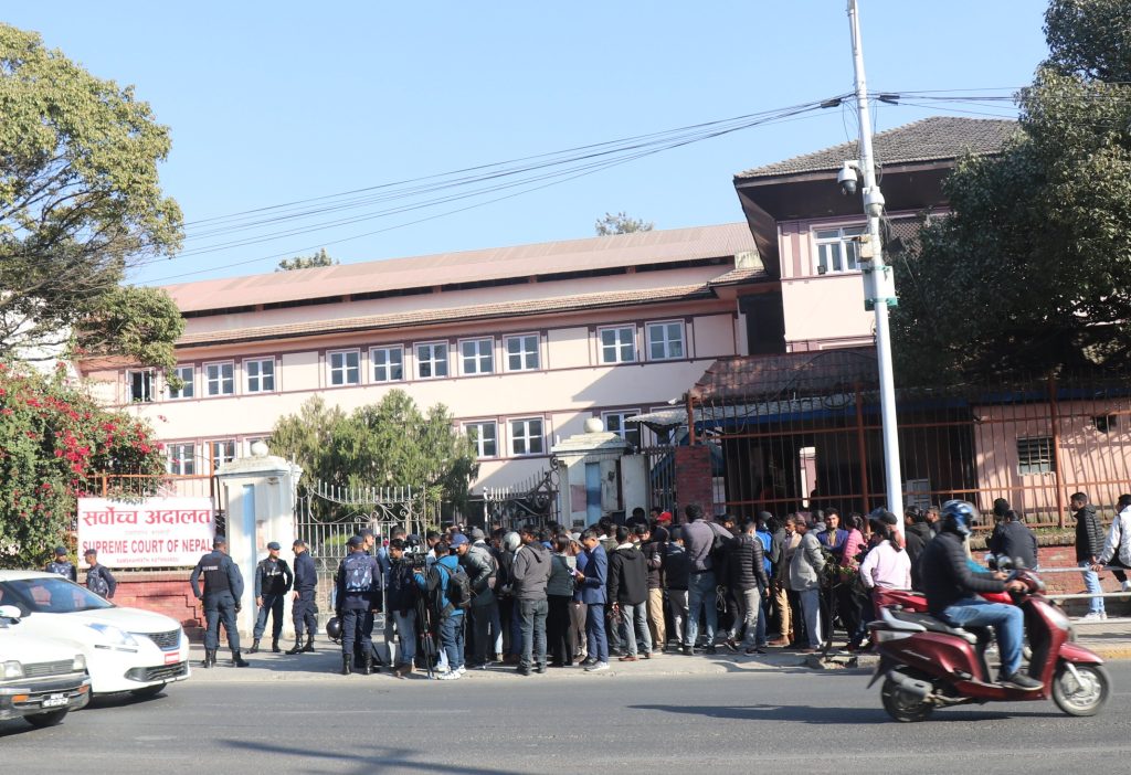 आज पनि सर्वोच्चकाे गेटमा बारको धर्ना