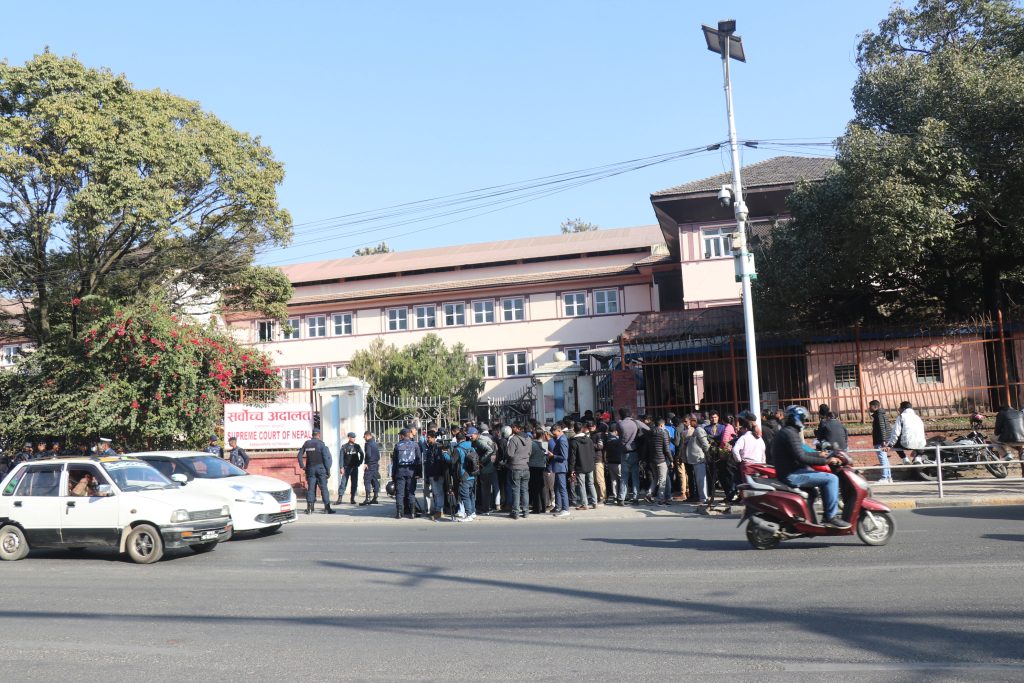 प्रधानन्यायाधीश जबरालाई राेक्न सर्वोच्चमा बारकाे धर्ना