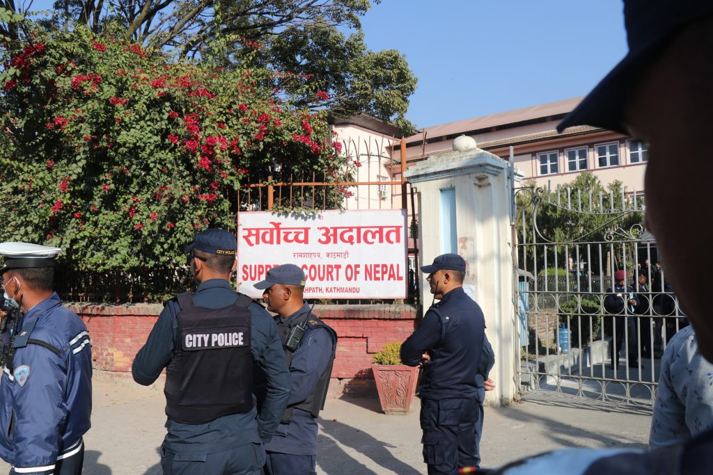 सर्वोच्च परिसर सुरक्षाकर्मीकाे घेराबन्दीमा