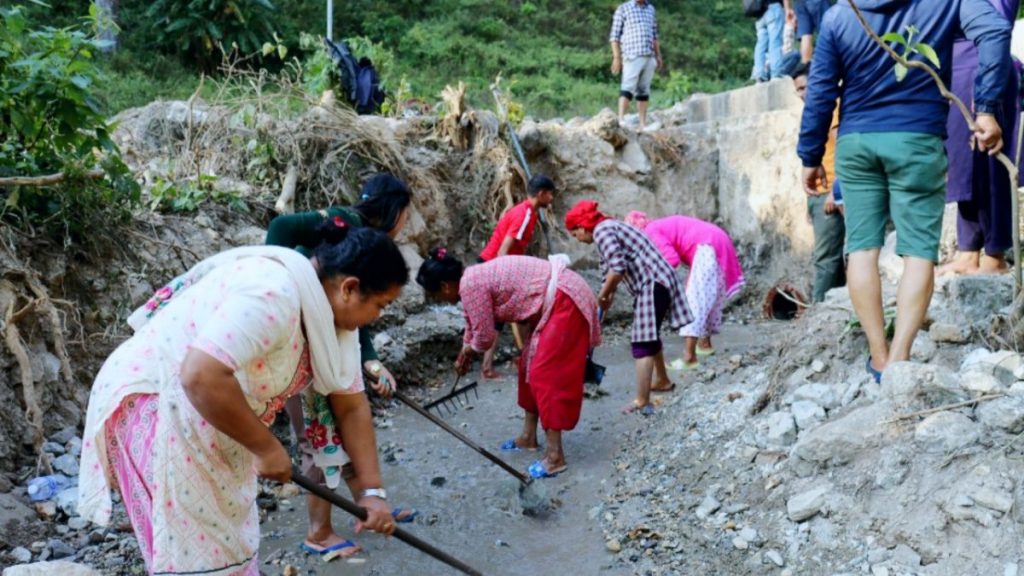 खहरे खोलाको पानी ल्याउन श्रमदान गर्दै चितवनका रामनगरवासी