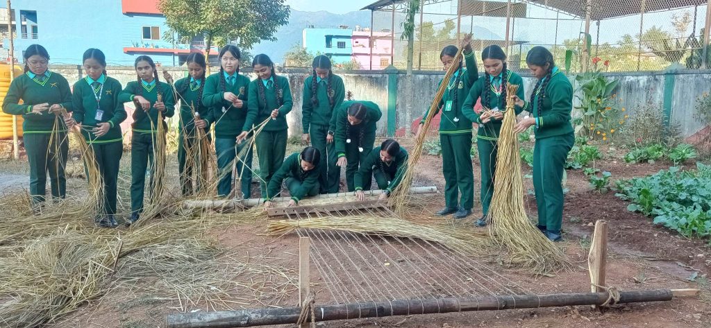 विद्यार्थीलाई गुन्द्री बुन्ने र दुनाटपरी बनाउने सीप