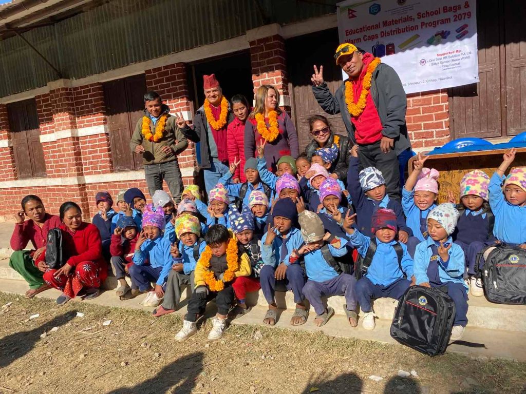 नुवाकोटकाे श्रीशान्ति बुद्ध आधारभूत विद्यालयमा लायन्स क्लव अफ काठमाडौं फेलाेसिप र इसिएलएफकाे न्यानाे टाेपी र शैक्षिक सामाग्री सहयाेग