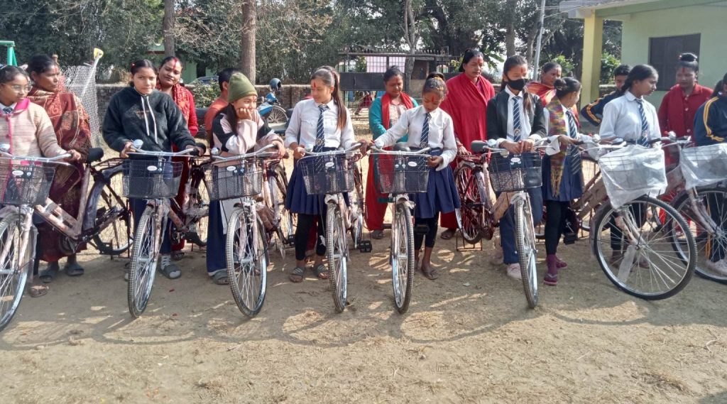 सिपी नेपालद्धारा छात्रालाई साइकल वितरण
