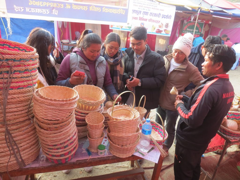 जनशक्ति अभावमा बाँसबाट बनेका सामग्रीलाई बजारको माग धान्न गाह्रो