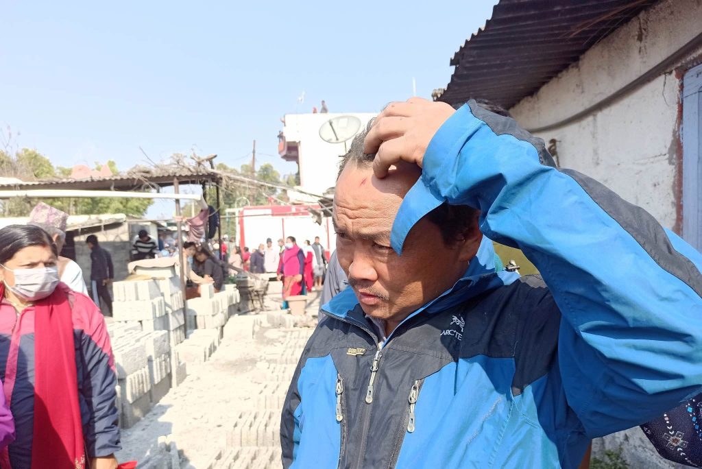 सेतीको खोँचमा माछा मारिरहेका आले भन्छन् : बेलाबेलामा झस्कन्छु