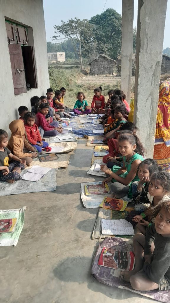 युवा क्लबको सहयोगमा पढ्न उत्साहित  हुँदै सिराहा दलित बालबालिका