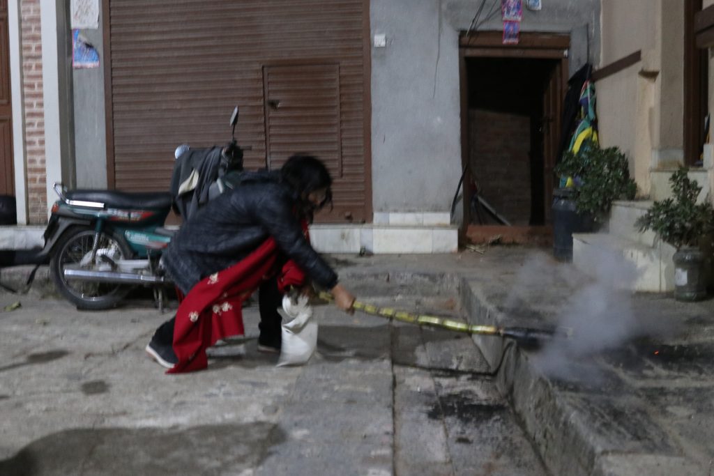 जाडो यामको चिसोबाट बच्न काठमाडौंको मखंबहालमा उखु पड्काउने पर्व