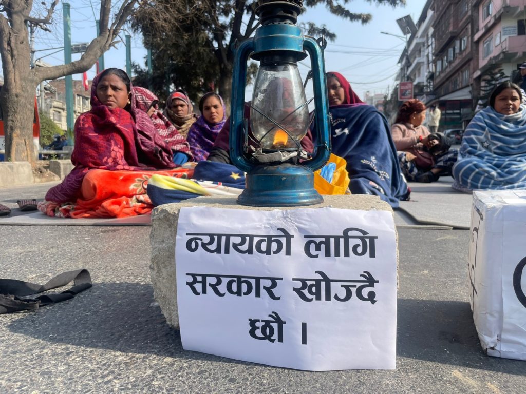२५ दिनदेखि माइतीघरमा लालटिन बालेर न्याय खोज्दै रुबीहरु, आश्वासनपछि गृहमन्त्री बेपत्ता