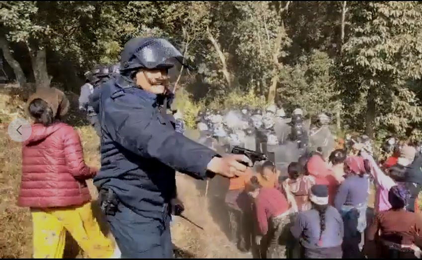 शंकरापुरका स्थानीयमाथि पेस्तोल ताक्ने इन्पेक्टरमाथि छानबिन गर्दै