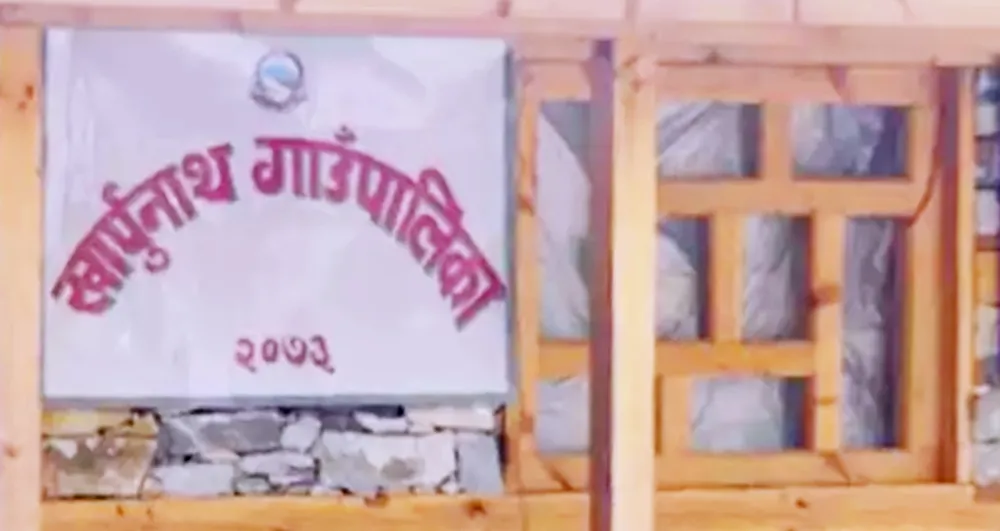 खार्पुनाथलाई स्वास्थ्य विभागको १५ लाख ६५ हजारको स्वास्थ्य सामग्री सहयोग