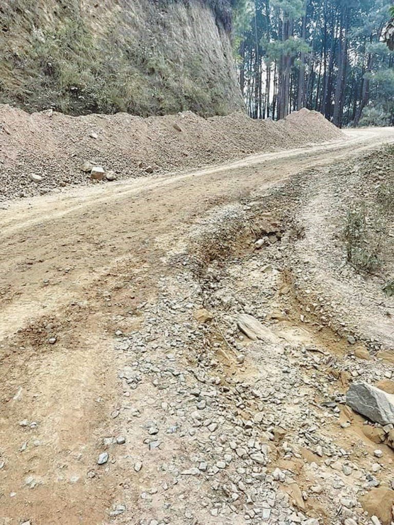 पाँच वर्षमा पनि पूरा भएन बाँके खजुराको १८ सय मिटर सडक निर्माण