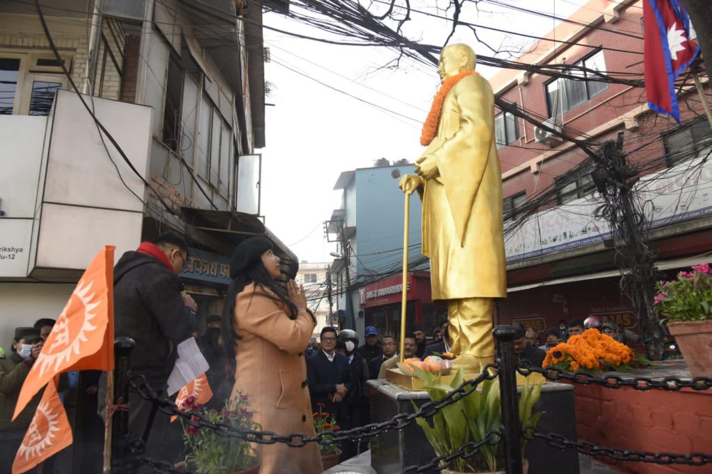 शहीद शुक्रराज शास्त्रीको प्रतिमामा पुष्प अर्पण गर्दै शहीद सप्ताह शुरु
