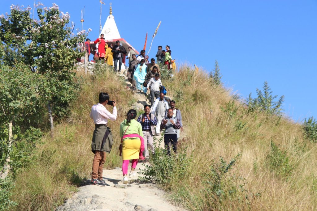 धार्मिक पर्यटनको गन्तव्य बन्दै बाँकेकाे बर्फानी बाबा मन्दिर र सन्तानेश्वर महादेव