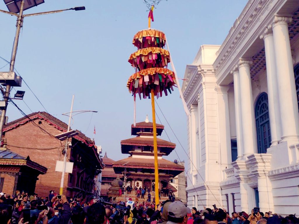 काठमाडौंको बसन्तपुरमा चीर ठड्याएसंगै सुरू भयाे होली (तस्बिरहरू)