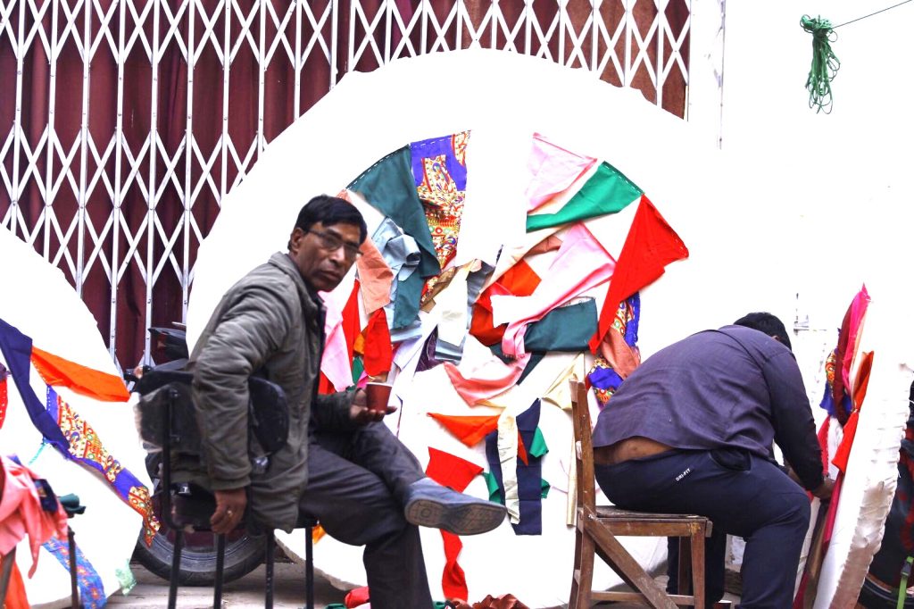 होली पर्वका लागि चीर बनाउन शुरु