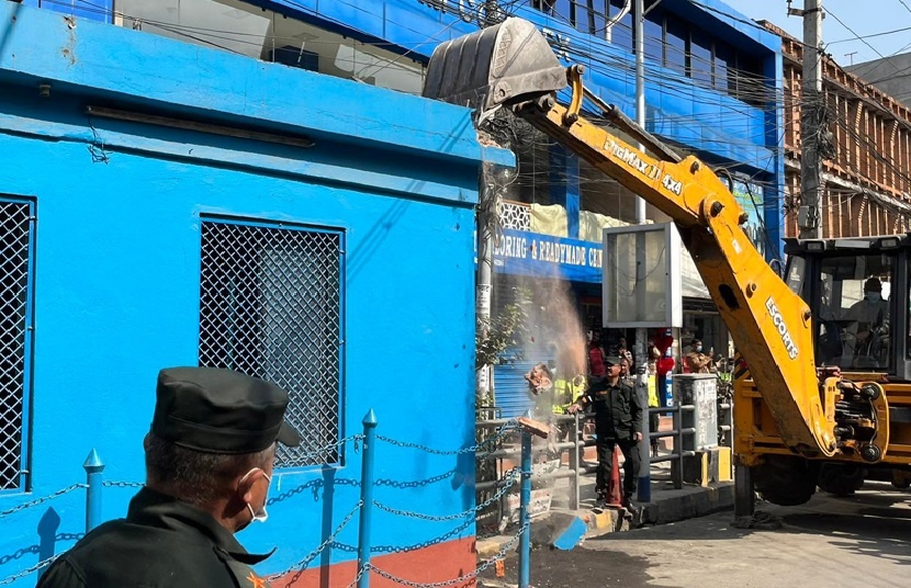 मैतीदेवी प्रहरी विटमा महानगरपालिकाले चलायाे डोजर