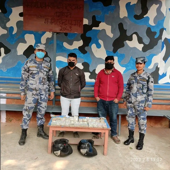 हेल्मेट भित्र लुकाएर ल्याएकाे १८ लाख नेपाली रुपैयाँसहित दुई जना पक्राउ