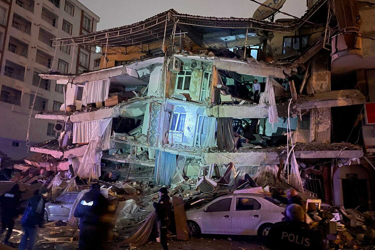 टर्की भूकम्पमा मृत्यु हुनेकाे संख्या लगभग ३०० पुग्याे