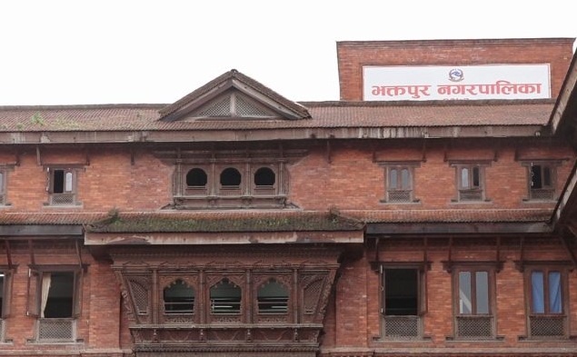 भक्तपुर नगरपालिकाद्वारा सडक पेटी मिचेर राखिएका सामान जफत