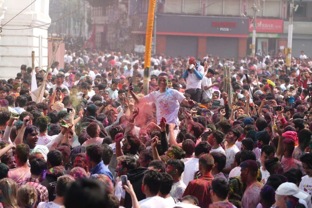 रङहरूको पर्व फागुपूर्णिमा हिमाल र पहाडमा आज हर्षोल्लासका साथ मनाइँदै