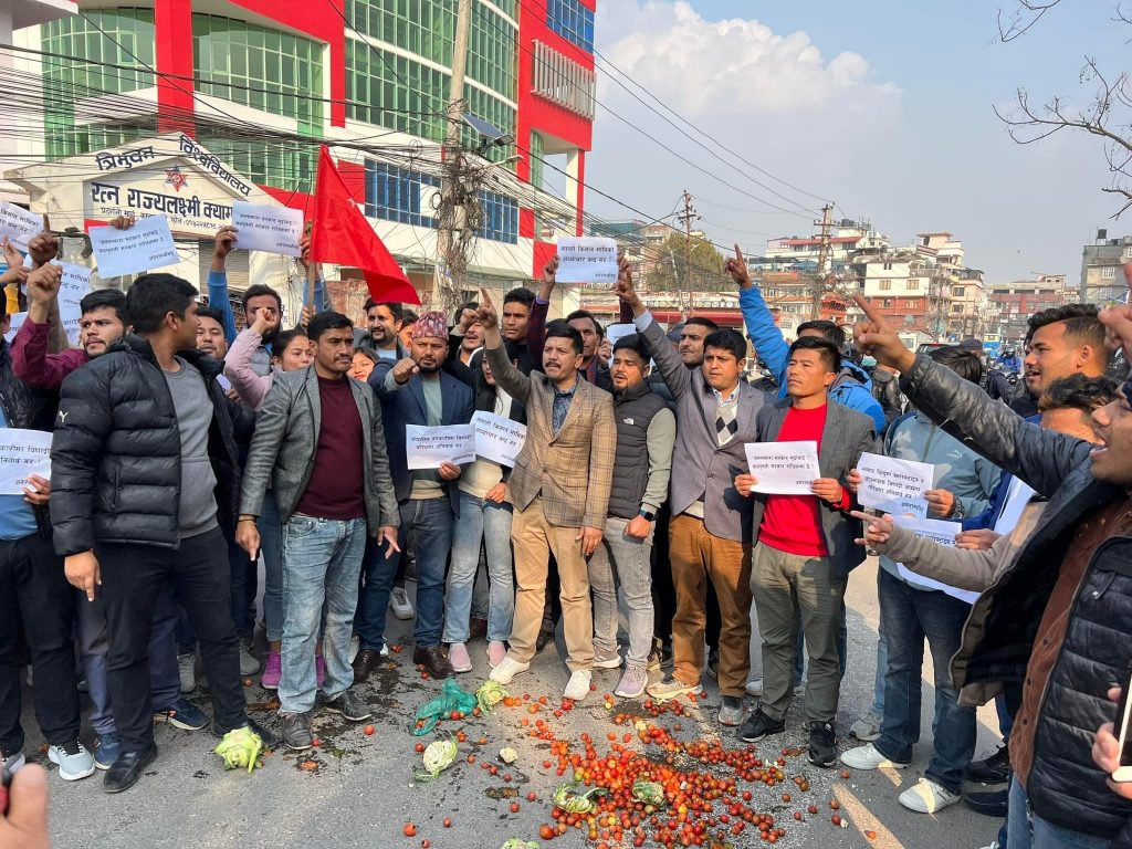 प्रचण्डलाई अनेरास्ववियुको हुङ्कार– ‘भारतीय व्यापारी रिझाउने जनतामारा रवैया हामीलाई मान्य हुँदैन’