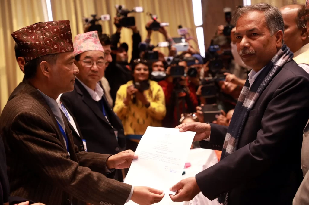 आफ्नै अडानबाट पछि फर्किन कस्ले बाध्य बनायो निर्वाचन आयोगलाई ?