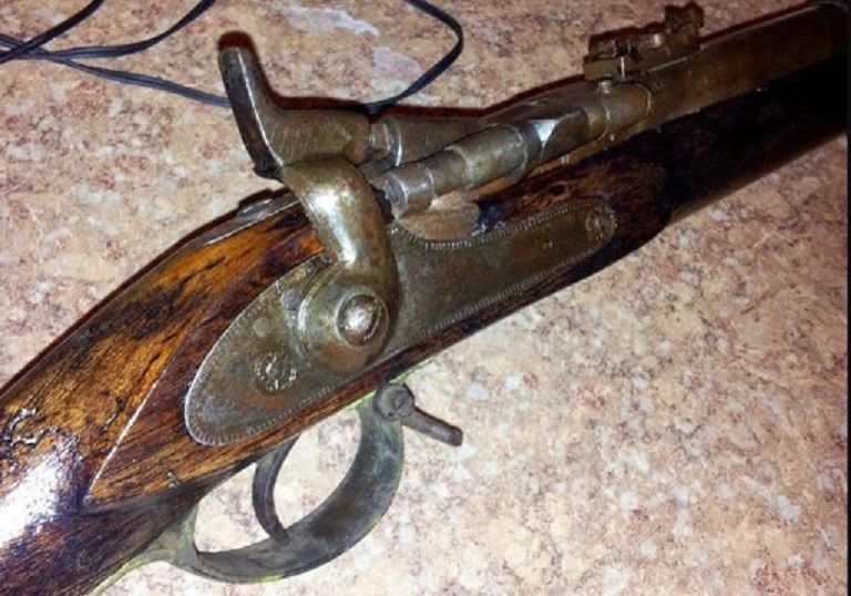 रामेछापमा भरूवा बन्दुक खेलाउँदा एक जना घाइते, प्रहरीले बरामद गर्याे बन्दुक