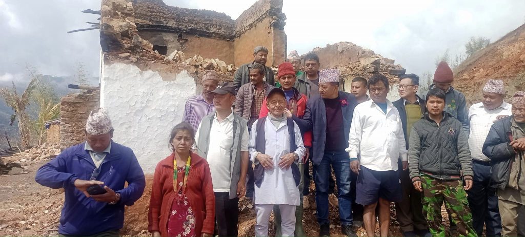 मिसन ग्रासरुटमा एमाले, तेह्रथुमका अग्नि पीडितलाई आर्थिक सहयोग