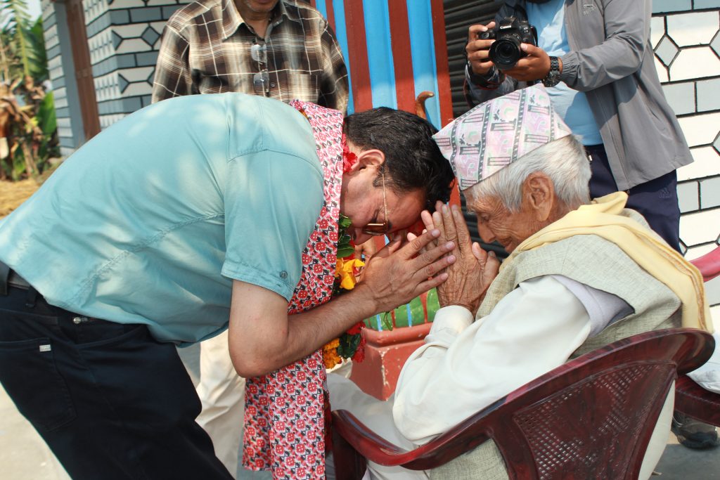 चितवन–२ का मतदाताको मन जित्दै न्यौपाने घरदैलोमा, अडियो काण्डपछि थप रक्षात्मक बन्दै लामिछाने