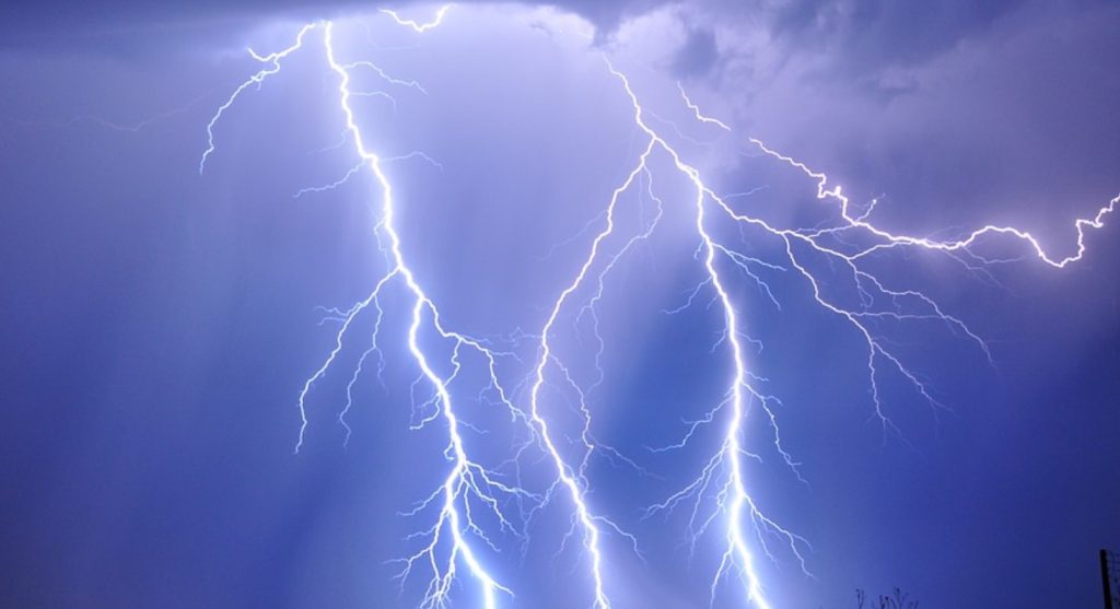 चट्याङ लागेर ओखलढुङ्गाकाे खिजीदेम्बामा महिलाको मृत्यु