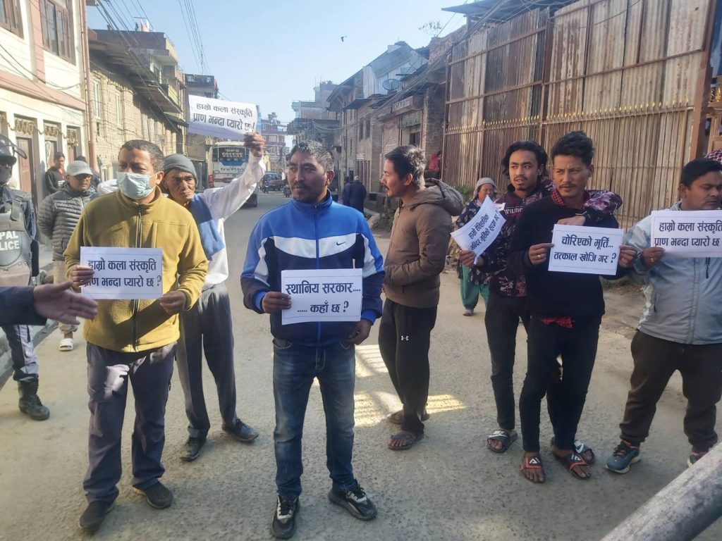 चापागाँउबाट चोरी भएको आठौँ शताब्दीको बुद्धकाे मूर्ति खोज्न दबाब दिँदै चापागाँउ सडक बन्द