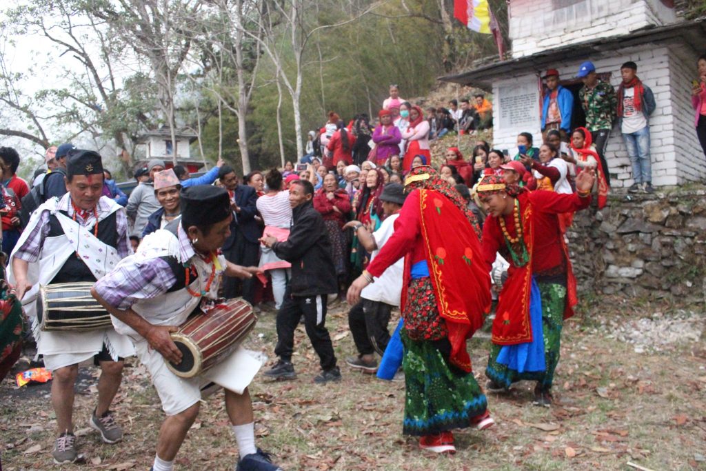 प्रकृतिलाई खुसी बनाउन म्याग्दीका मगर समुदायले गरे भुमे पूजा