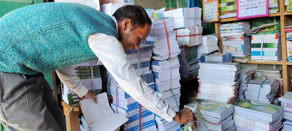 दार्चुलाका विद्यालयमा पुग्याे समयमै पाठ्यपुस्तक