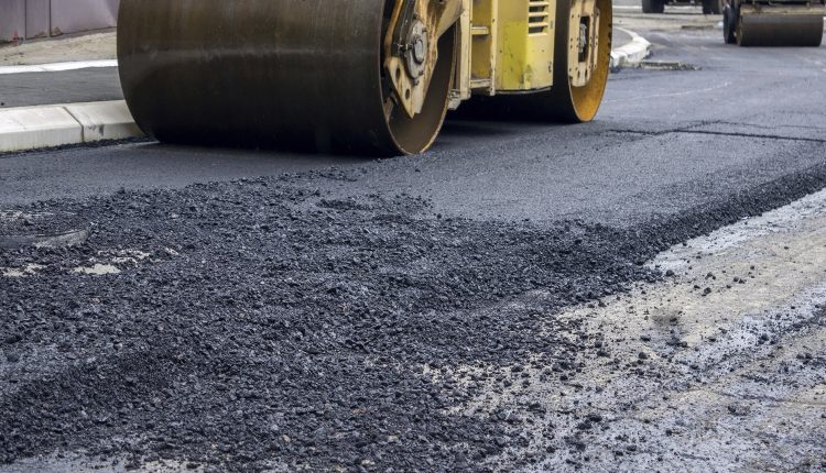 भोजपुरमा कालोपत्र गुणस्तरहीन भएपछि स्थानीयको विरोध