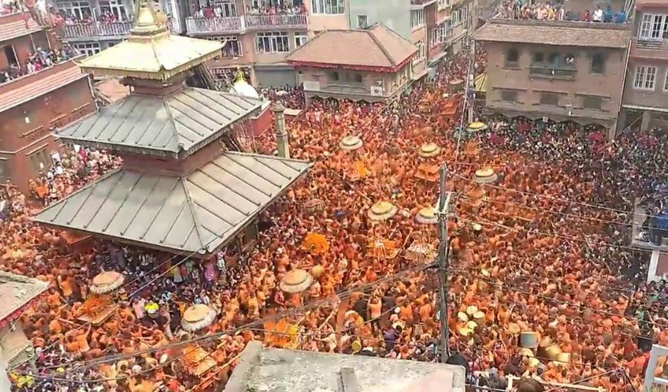 भक्तपुरस्थित मध्यपुरका स्थानीयले मनाए सिन्दुर जात्रा