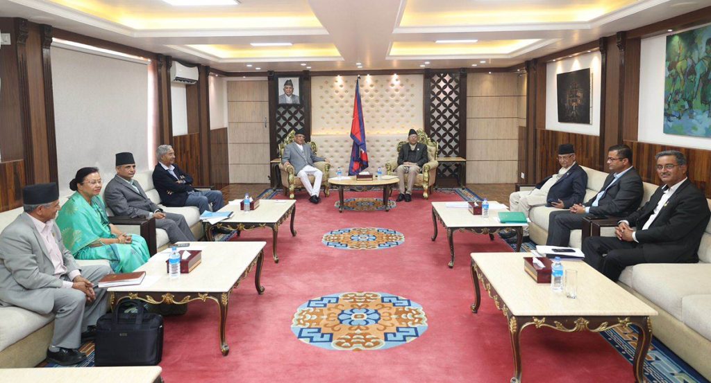 प्रमुख तीन दलका शीर्ष नेताहरुको बैठक सकियो, के–के विषयमा भयो छलफल ?