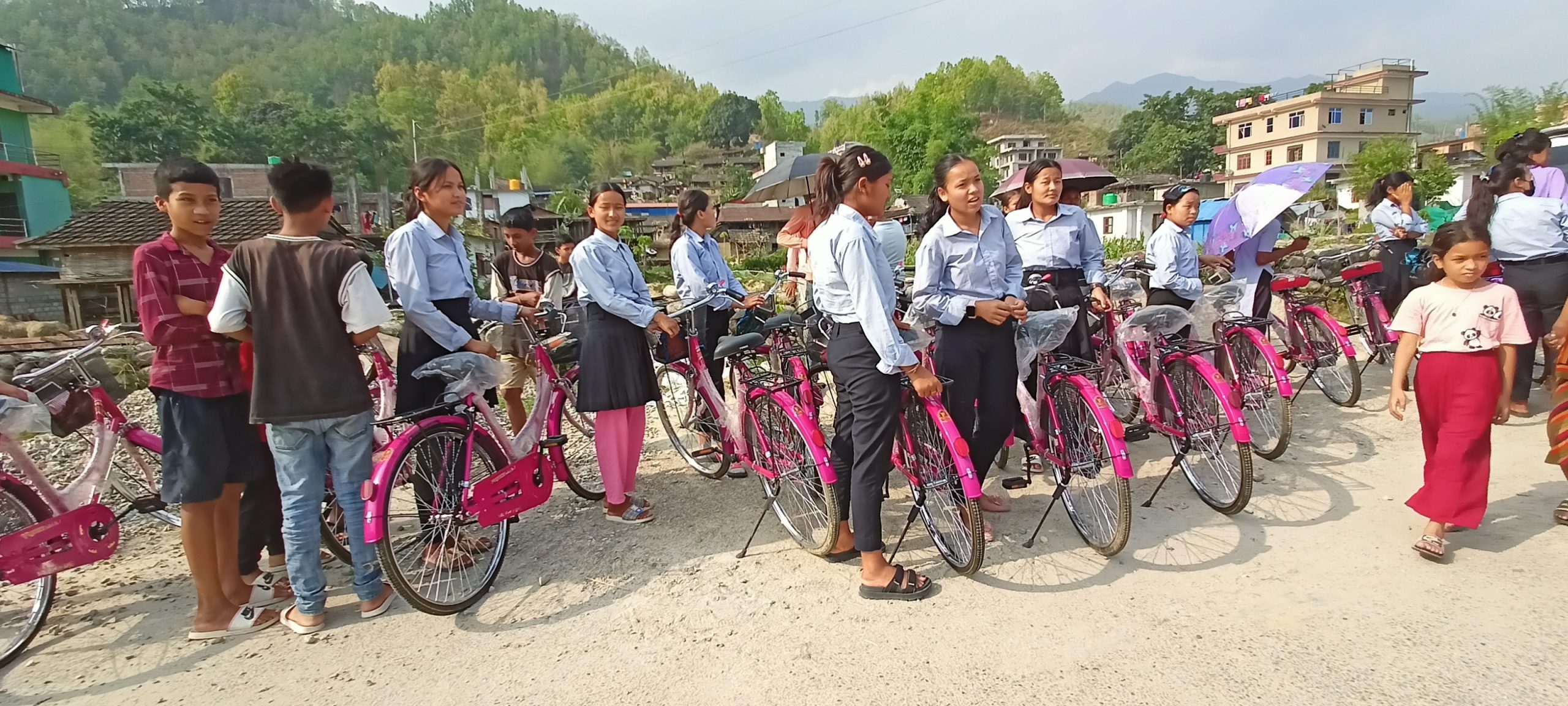 सिन्धुलीको मरिण गाउँपालिकाका विद्यार्थीलाई विद्यालय आउजाउ गर्न साइकल