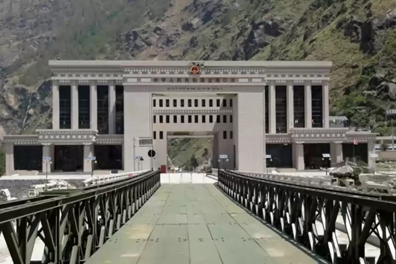 पहिरोले तीन सातादेखि तातोपानी नाका ठप्प, अर्बौँको सामान बाटोमै अलपत्र